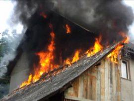 Incendiu la o cabană de vacanţă! Panică printre turişti