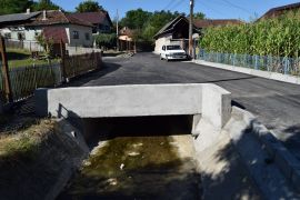O stradă din Mioveni a fost salvată de la inundaţiile anuale!