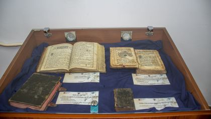 „Valori bibliofile. Expoziție de carte veche românească și autografe argeșene celebre” la Muzeul județean