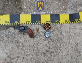 Percheziții la un bărbat din Mihăești care a scos la vânzare un pistol