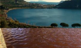 Un lac din Italia  a devenit roșu, peste noapte