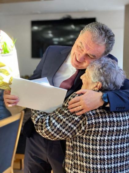 Flori și premii în bani oferite de municipalitate pentru 50 de ani de căsătorie