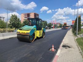 Ultimele porțiuni de covor asfaltic se toarnă pe Bulevardul Dacia din Mioveni