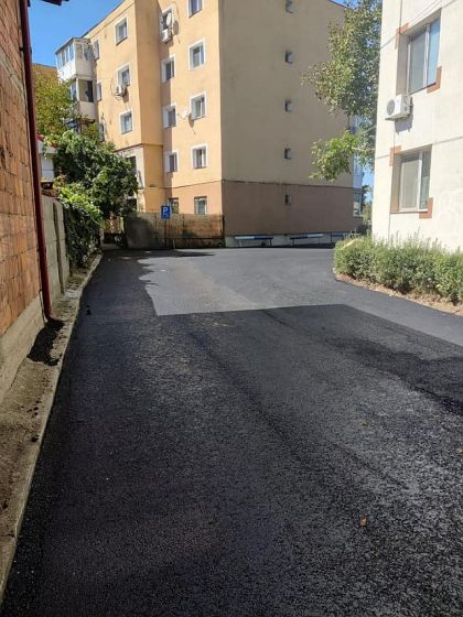 Continuă lucrările de reabilitare a parcărilor de reședință din Pitești