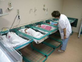 Tot mai mulți copii se nasc la Mioveni! Natalitatea este în creștere…